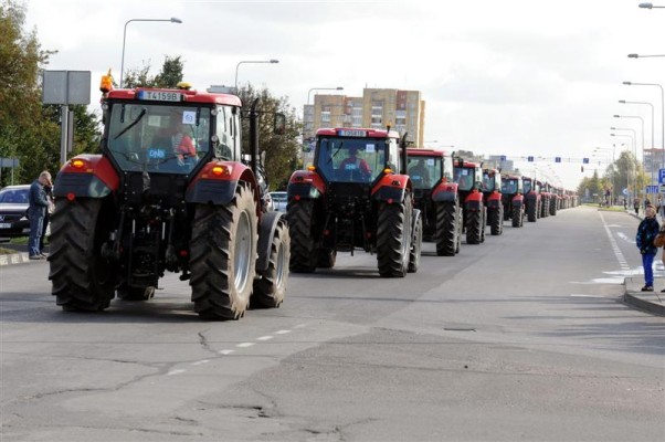 Lietuvių pasaulio rekordai: traktorių vilkstinė