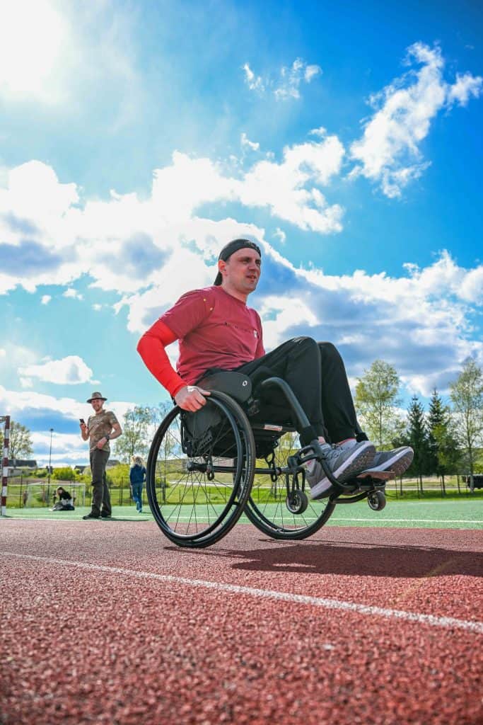 Lietuvos rekordas: didžiausias atstumas balansuojant galiniais vežimėlio neįgaliesiems ratais