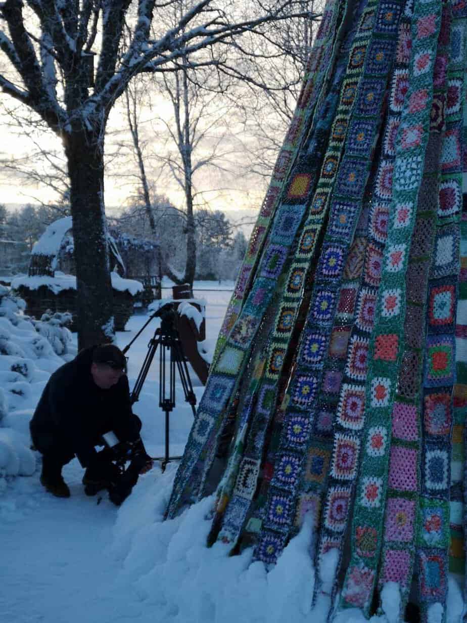 Lietuvos rekordas: aukščiausia eglės dekoracija iš nertų ir megztų kvadratėlių.
