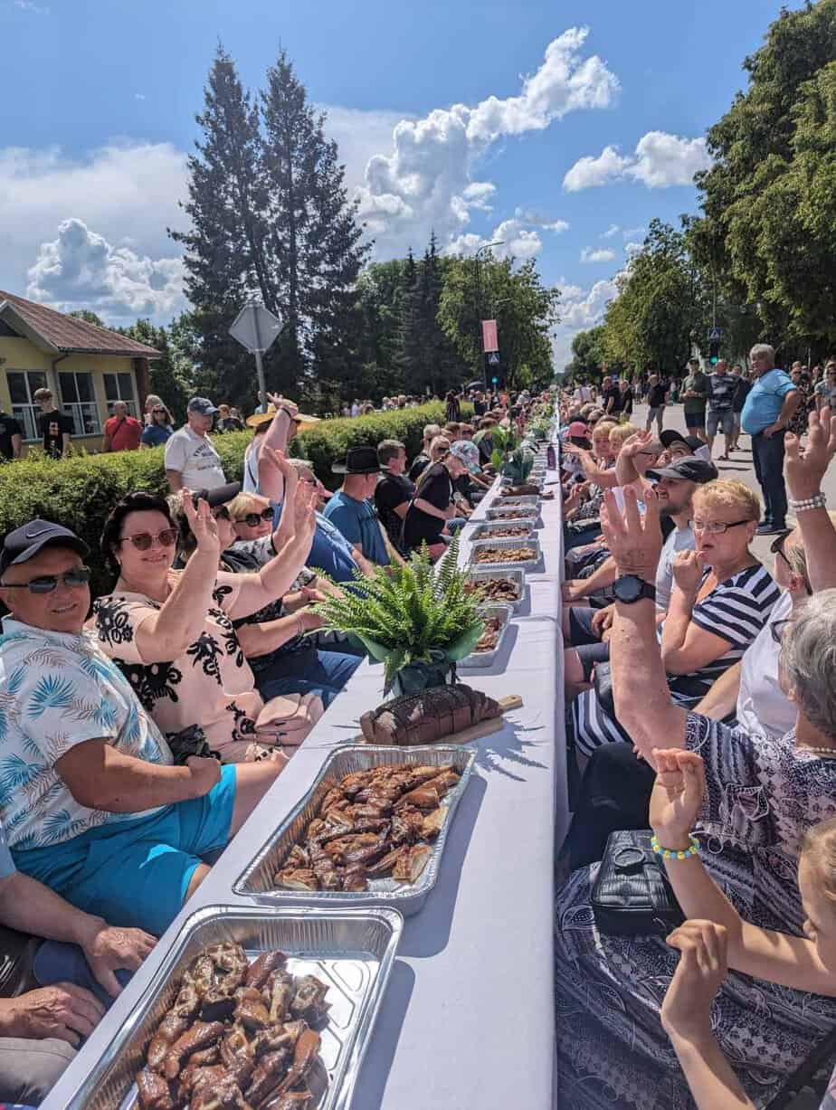 Ilgiausias vištienos gaminių vaišių stalas