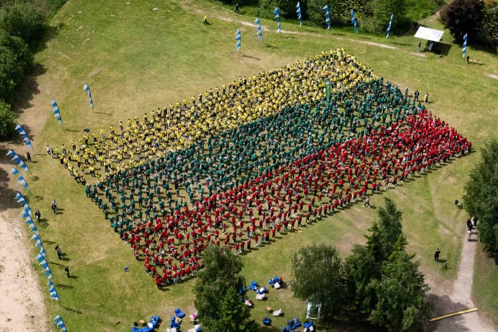 Didžiausia iš žmonių sudaryta vėliava. Lietuvos rekordas