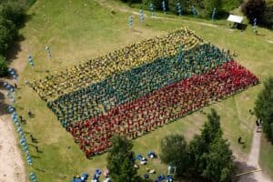 Didžiausia iš žmonių sudaryta vėliava. Lietuvos rekordas