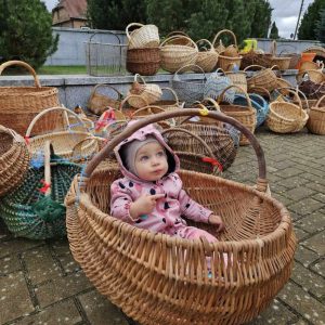 Gausiausia rankomis pintų krepšių ekspozicija