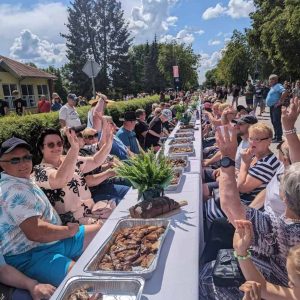 Ilgiausias vištienos gaminių vaišių stalas
